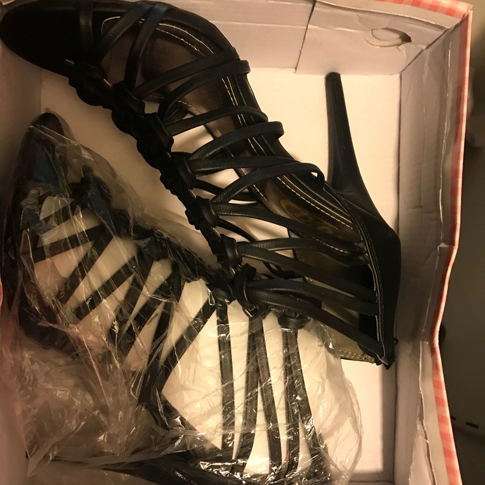 Heels - Picture 3 of 3